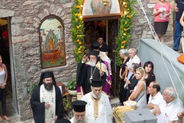 Πλήθος πιστών στη Μονή Ελώνης στο Λεωνίδιο για τη γιορτή της Παναγίας (φωτογραφίες)