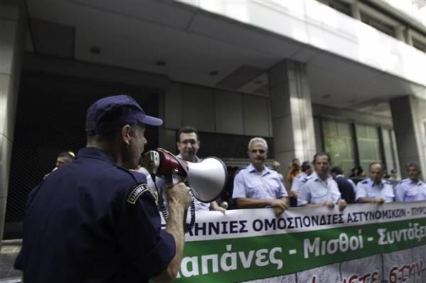 Κύμα εξόδου από αστυνομικούς για τις περικοπές στο εφάπαξ