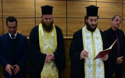 Πρωτοχρονιάτικη πίτα έκοψαν οι νεκροθάφτες της Πελοποννήσου (Βίντεο)
