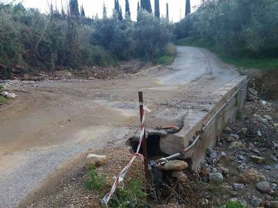 Τεράστιες λακκούβες στην Κάτω Αμφεία 