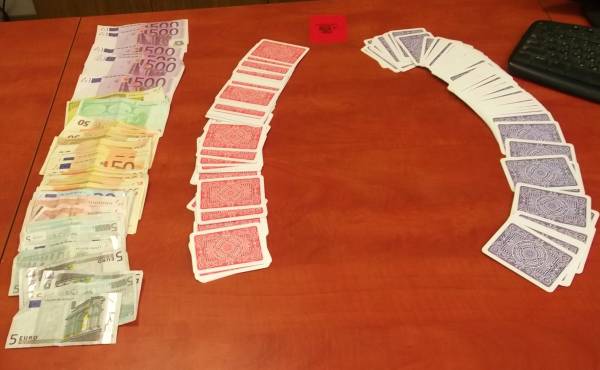 "Μικρό καζίνο" στο Κρανίδι και 14 συλλήψεις (φωτογραφίες)