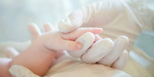 Κρήτη: Αγωνία για μωρό 14 μηνών που έχει διαγνωστεί με ηπατίτιδα