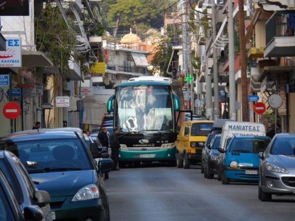 Λεωφορείο κόλλησε από σταθμευμένα στην οδό Φαρών