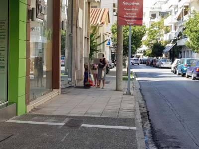 Η επαιτεία μικρών παιδιών και οι αναποτελεσματικοί νόμοι για την προστασία τους