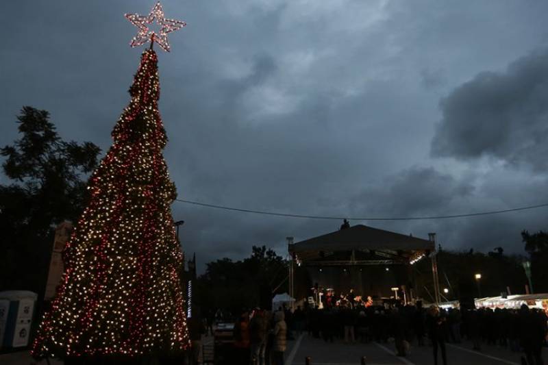 Αναβάλλεται η φωταγώγηση του χριστουγεννιάτικου δέντρου στο Πεδίο του Άρεως λόγω του τραγικού θανάτου εργαζομένου στην Περιφέρεια Αττικής