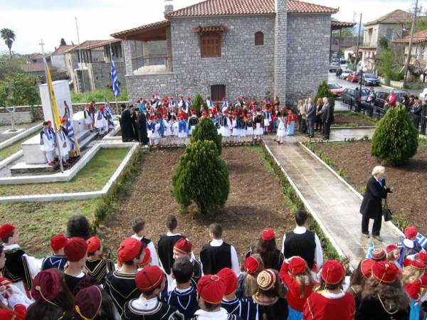 Παρέλαση από μικρούς μαθητές του Δήμου Οιχαλίας για την 25η Μαρτίου
