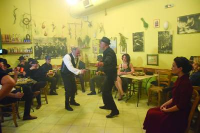 Γυρίσματα για το Ζορμπά στον “Πλάτανο” στην Καλαμάτα