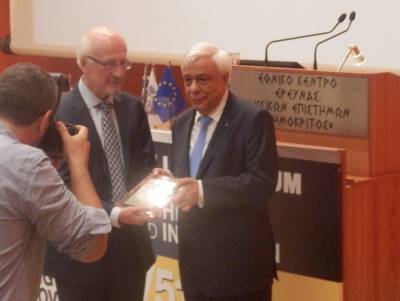 Ο Πρόεδρος της Δημοκρατίας βράβευσε το Γιώργο Στεφανόπουλο