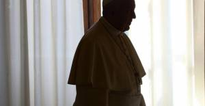 Ο πάπας έπαυσε υψηλόβαθμο κληρικό που κατηγορείται για συγκάλυψη περιστατικών παιδεραστίας