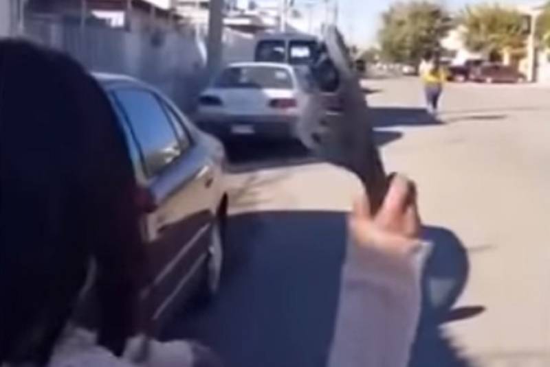 Viral: Νευριασμένη μητέρα πετάει παντόφλα στην κόρη της και την πετυχαίνει στα… 30 μέτρα (Βίντεο)