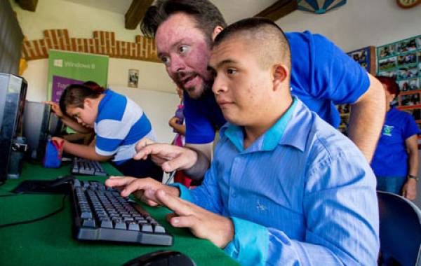 Microsoft: Ενας άνδρας με σύνδρομο Down ενθαρρύνει και άλλους να χρησιμοποιούν την τεχνολογία