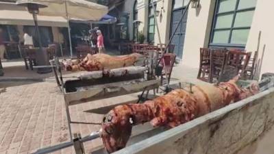 Τουριστική ατραξιόν οι οβελίες και τα κοκορέτσια στο Ναύπλιο (βίντεο)