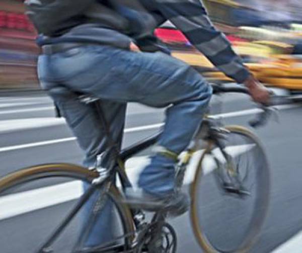 Ο ποδηλάτης με την κουκούλα είχε αρπάξει κι άλλες τσάντες στην Καλαμάτα