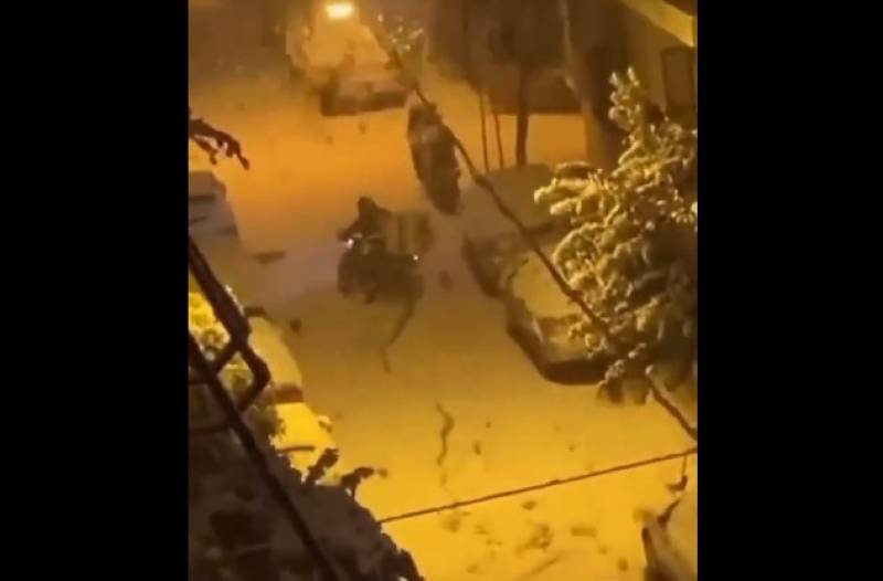 Ντελίβερι στα χιόνια: Viral το βίντεο με τον εργαζόμενο - delivery που κάνει «πατινάζ»
