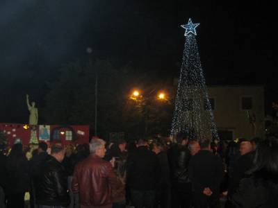 Φωτίστηκε το δέντρο στο Μελιγαλά