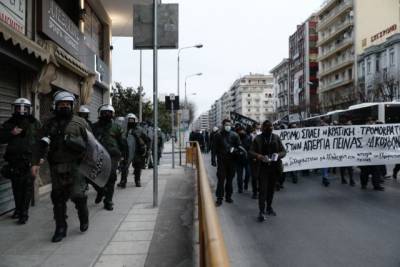 Ενταση στην πορεία για τον Κουφοντίνα – Ρίψη χημικών από την αστυνομία (βίντεο)