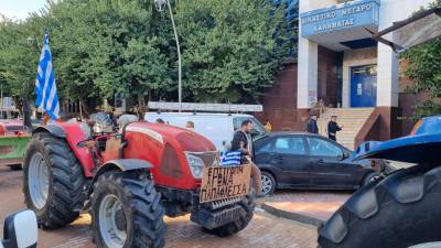 Καλαμάτα: Δεκάδες αγρότες με τρακτέρ στα δικαστήρια για συμπαράσταση σε δίκη (φωτογραφίες)