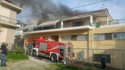 Καλαμάτα: Πυρκαγιά σε σπίτι στο γήπεδο του Μεσσηνιακού (βίντεο)
