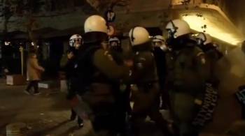 Έρευνα για τον αστυνομικό που φαίνεται να χτυπά συλληφθέντα
