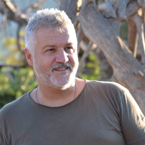 Ο συγγραφέας Σπύρος Πετρουλάκης στην «Ε»: «Οι ήρωες δεν με δυσκολεύουν, με βοηθούν να γίνομαι κι εγώ καλύτερος»