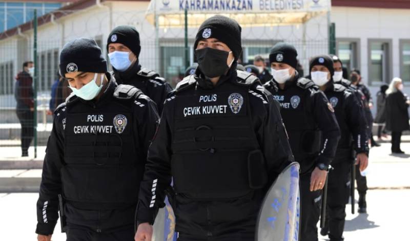 Τουρκία: Χειροπέδες σε 158 πρώην σπουδαστές στρατιωτικών σχολών και εν ενεργεία στρατιωτικών