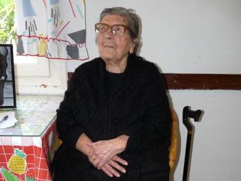 Ιστορίες από τα παλιά διηγείται συχνά στα εγγόνια και τα δισέγγονά της η Κατίνα Δάκαρη, 102 χρονών