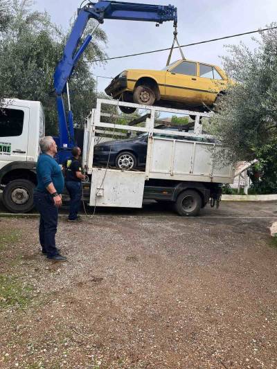 Καλαμάτα: Συνεχίζεται η απομάκρυνση εγκαταλελειμμένων οχημάτων