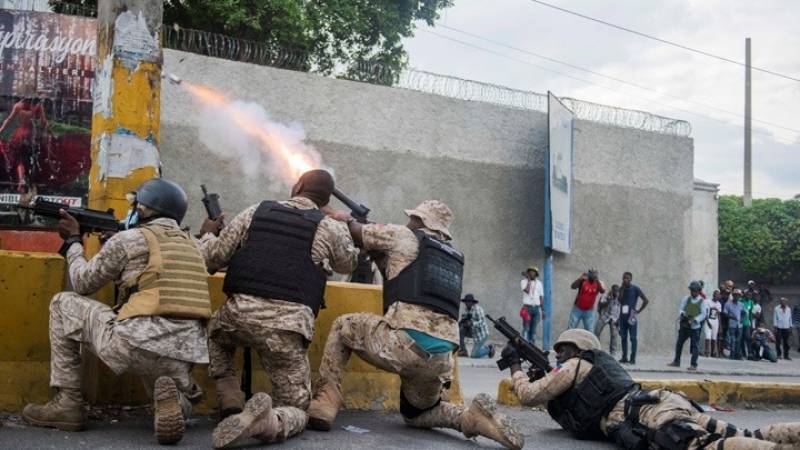 Αϊτή: Aστυνομικοί που διαδήλωναν επιτέθηκαν στο αρχηγείο του στρατού- Tουλάχιστον δύο νεκροί