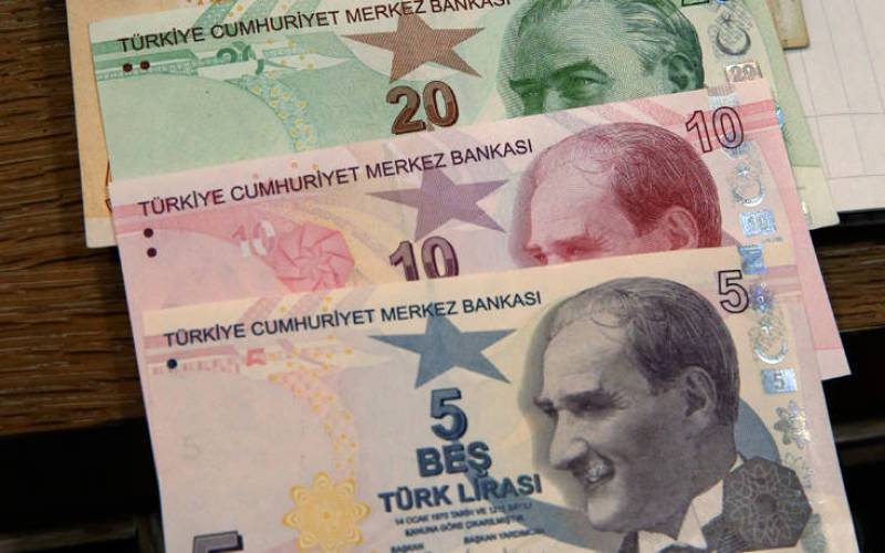 Συνεχίζει την κατρακύλα της η τουρκική λίρα και υποχωρεί σε επίπεδα - ρεκόρ
