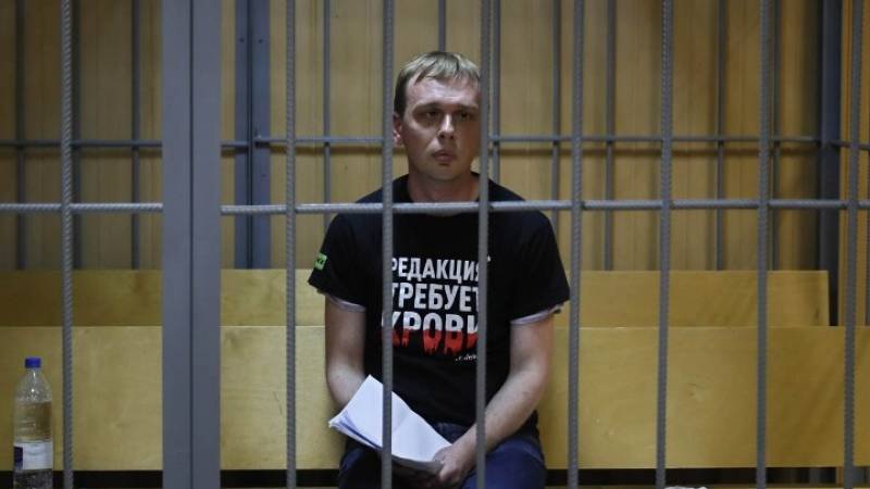 Ρωσία: Δημοσιογράφος που κατηγορείται για διακίνηση ναρκωτικών τίθεται σε κατ&#039; οίκον περιορισμό