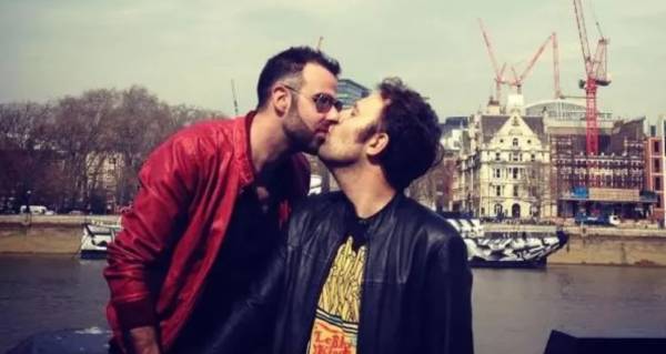 To Facebook κατέβασε φωτογραφία του Αύγουστου Κορτώ να φιλιέται με τον σύζυγό του