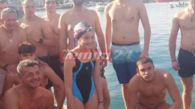 Πάτρα: Ένας 23χρονος έπιασε τον Σταυρό, αλλά τον χάρισε σε μία 9χρονη που βούτηξε μαζί του (Βίντεο)