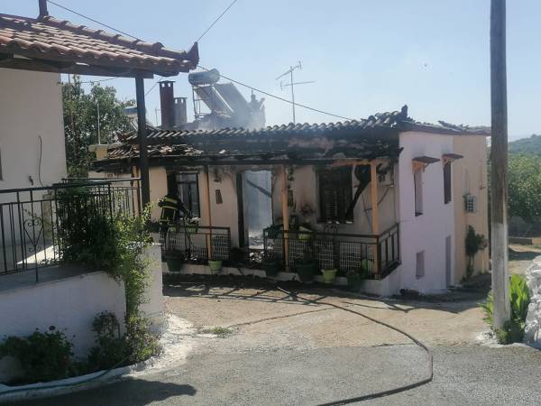Μεσσηνία: Κάηκαν 2 σπίτια στο Χατζή