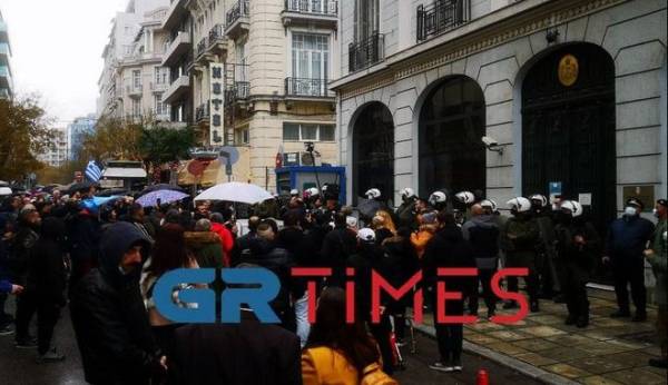 Θεσσαλονίκη: Στο προξενείο της Σερβίας για Τζόκοβιτς οι αντιεμβολιαστές (βίντεο)