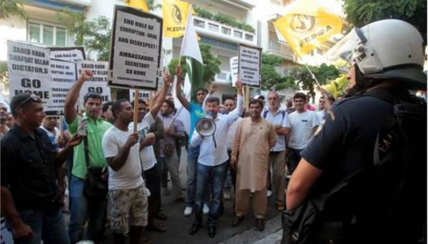 Ένταση έξω από την πρεσβεία του Πακιστάν, ανάμεσα στην αστυνομία και μέλη πακιστανικής κοινότητας
