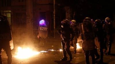 Εξάρχεια: 114 προσαγωγές μετά από επίθεση με πέτρες σε άνδρες των ΜΑΤ