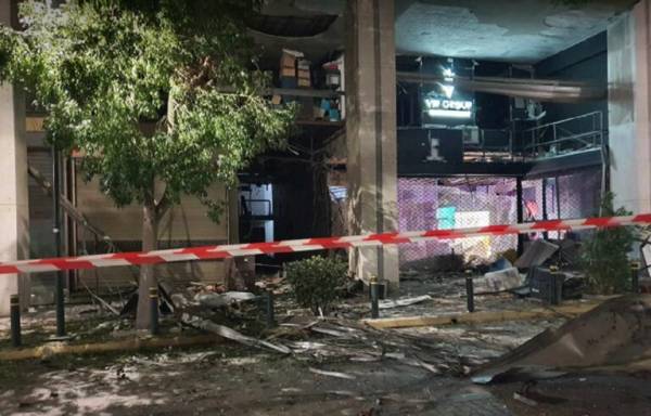 Ισχυρή έκρηξη σε κατάστημα στο κέντρο του Πειραιά (βίντεο)