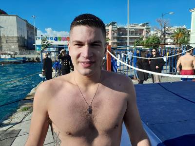 Καλαμάτα: Λαμπρός εορτασμός των Θεοφανίων - Ο 18χρονος Κων. Αδαμόπουλος έπιασε τον Σταυρό (βίντεο-φωτογραφίες)