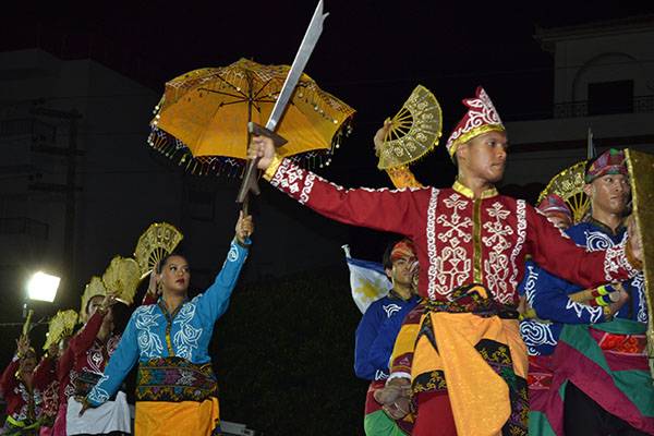 Φεστιβάλ Παράδοσης «Κυπαρισσιακές Ηλιαχτίδες»: Χειροκροτήθηκαν θερμά οι χορευτικοί σύλλογοι