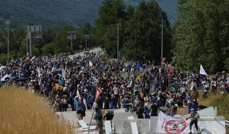 Γαλλία: Πάνω από δέκα αστυνομικοί τραυματίστηκαν σε συγκρούσεις με διαδηλωτές στη Σαβοΐα