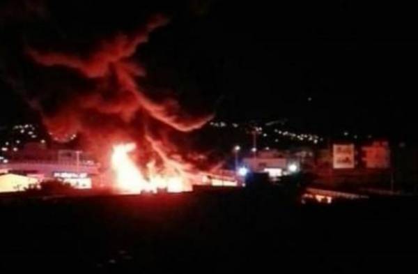 Ηράκλειο: Μεγάλη φωτιά σε μάντρα αυτοκινήτων - Καταστράφηκαν 7 οχήματα (Βίντεο)