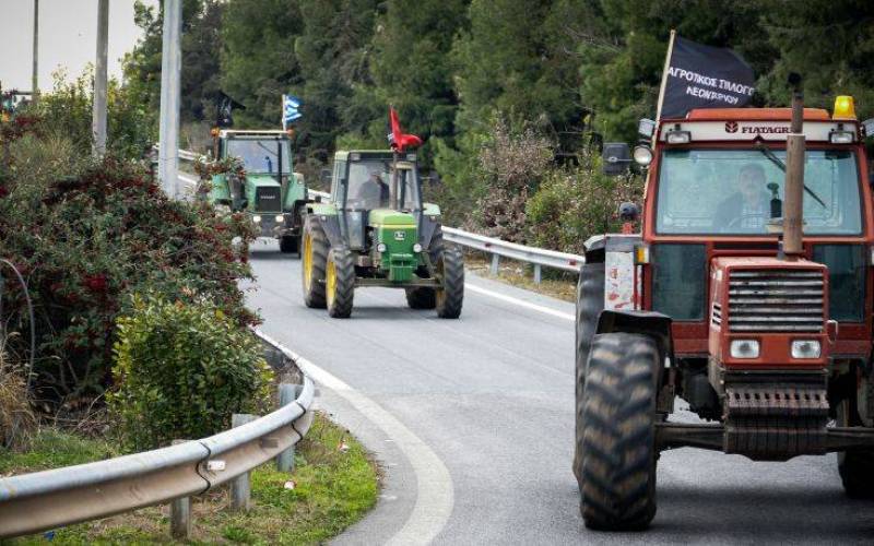Οι αγρότες στήνουν το πρώτο μπλόκο στην Κρήτη