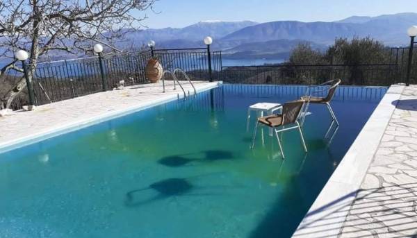 Viral: Πισίνα στην Κέρκυρα πάγωσε από το κρύο - Τοποθέτησαν πάνω της καρέκλες και τραπέζι