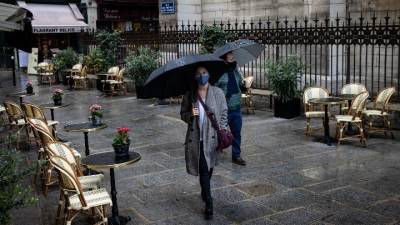 Γαλλία: Τέλος η υποχρεωτική χρήση μάσκας σε εξωτερικούς χώρους από τις 14 Μαρτίου