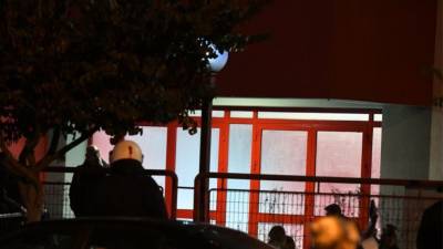 Σε κρίσιμη κατάσταση παραμένει ο 31χρονος αστυνομικός που τραυματίστηκε στο Ρέντη (βίντεο)