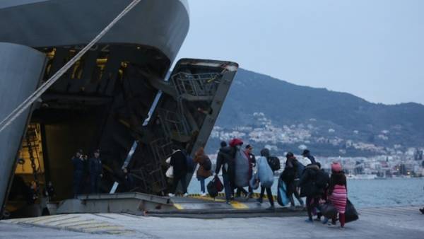 Λέσβος: 80 πρόσφυγες και μετανάστες μεταφέρθηκαν στο αρματαγωγό «Ρόδος»