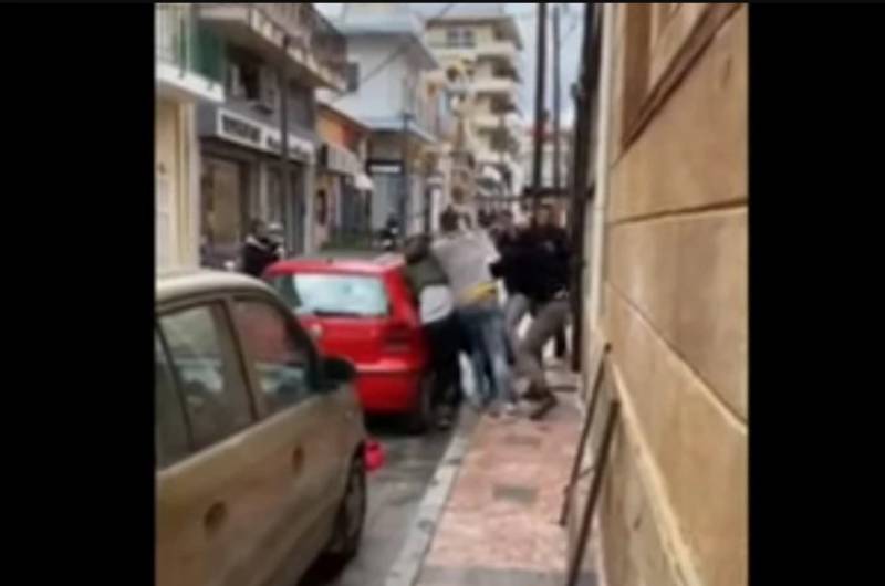 Χίος: Άγρια συμπλοκή μεταναστών στο κέντρο της πόλης (Βίντεο)