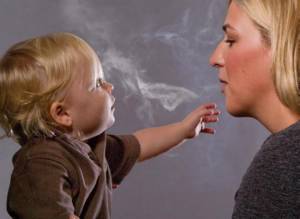 Το παθητικό κάπνισμα προκαλεί μη αναστρέψιμη βλάβη στις αρτηρίες των παιδιών, γερνώντας τες πρόωρα