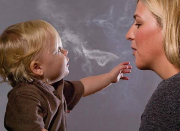 Το παθητικό κάπνισμα προκαλεί μη αναστρέψιμη βλάβη στις αρτηρίες των παιδιών, γερνώντας τες πρόωρα