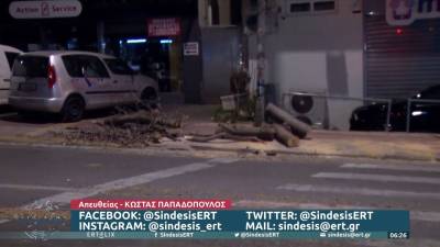 Δέντρο ξεριζώθηκε από τον αέρα στην Ηλιούπολη